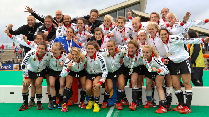 AC米兰通过老将策略增强阵容，引进莫德里奇和蒂亚戈-席尔瓦，弥补后防不足，延续稳定表现。